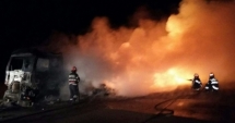 Stire din Eveniment : INCENDIU DE PROPORȚII. Un TIR plin cu haine a ars în întregime
