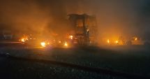 Stire din Eveniment : UPDATE Mai multe TIR-uri au luat foc într-o parcare din localitatea 2 Mai. S-a transmis RO-Alert!