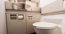 Stire din Actualitate : Un pasager dă în judecată o companie aeriană după ce a fost scos dezbrăcat din toaletă