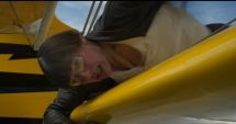Stire din Actualitate : Cascadorie spectaculoasă a lui Tom Cruise la 2.400 metri altitudine, în Misiune Imposibilă 8