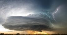 Stire din Social : O tornadă se îndreaptă spre România. Furtuna va lovi în câteva ore