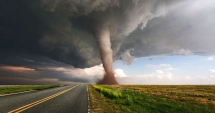Stire din Actualitate : Imagini apocaliptice. Tornade violente, soldate cu morți și pagube imense