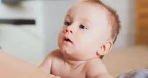 Stire din Sănătate : Torticolisul la bebeluși: semnele timpurii pe care părinții le pot observa acasă