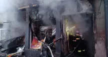 Stire din Eveniment : Incendiu puternic la un magazin din Tortoman: 16 butelii extrase de pompieri