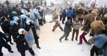 Stire din Eveniment : Alertă la Ruginoasa. Localnici mascați și înarmați cu bâte s-au îmbrâncit cu jandarmii