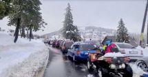 Stire din Actualitate : Blocaj total la intrarea în stațiunea Rânca. Coada de mașini se întinde pe kilometri întregi