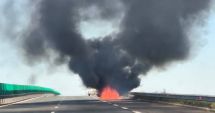 Stire din Eveniment : Traficul pe Autostrada Soarelui, oprit pe sensul de mers spre litoral. O mașină a luat foc