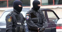 Stire din Eveniment : Traficanți de arme arestați de DIICOT