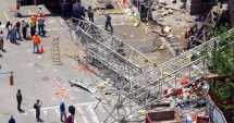 Stire din Actualitate : Tragedie! Cel puțin  12 persoane au murit  după ce o macara  s-a prăbușit pe un șantier