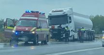 Stire din Eveniment : FOTO. TRAGEDIE RUTIERĂ LA CONSTANŢA! Impact fatal între o maşină şi o cisternă! Un bărbat a murit