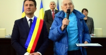Stire din Politică-Administrație : Profesorul Traian Petcu a primit placheta ce atestă că este cetățean de onoare al Constanței