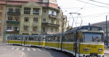 Stire din Eveniment : Femeie de 57 de ani, lovită de tramvai când traversa pe roşu. Vatmaniţa n-a reuşit să frâneze la timp
