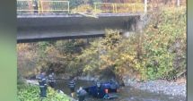 Șoferiță rănită, după ce a plonjat cu mașina într-un pârâu, pe Transfăgărășan