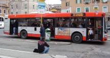 Stire din Actualitate : Un primar din Italia vrea autobuze separate pentru ROMI