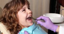 Stire din Sănătate : Recomandarea specialistului - Copiii trebuie duși la un medic dentist de la 7-8 ani