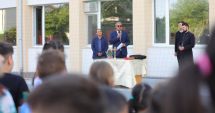 Stire din Social : FOTO. Primarul Constanţei, alături de şcolari, profesori şi părinţi. "Şcoala reprezintă garanția dezvoltării și reușitei copiilor noștri"