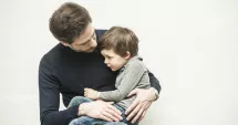 Stire din Sănătate : Vă îngrijorează tremuratul copilului vostru? Aflați cauzele posibile