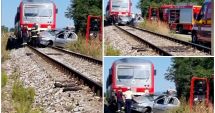 Stire din Eveniment : O persoană și-a pierdut viața, după ce maşina în care se afla a fost lovită de tren