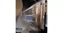 Stire din Eveniment : Un tren care circula spre Constanța a lovit un autocamion. Vehiculul a luat foc după impact
