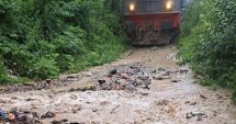 Stire din Eveniment : Trenuri blocate după ce linia de cale ferată a fost acoperită de apă, nisip și pietriș