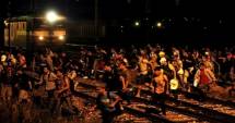 Stire din Actualitate : HAOS pe șine! Cinci trenuri Eurostar blocate de imigranți