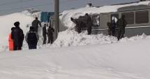 Stire din Social : "Trenul groazei" a ajuns la Constanța. "La Medgidia, personalul a început să curețe zăpada din vagoane!"