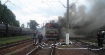 Stire din Eveniment : PERICOL DE EXPLOZIE! Locomotiva în flăcări, legată de o garnitură de cisterne cu gaz