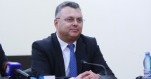 Stire din Politică-Administrație : "Triada PSD fură pensiile, salariile  și viitorul românilor"