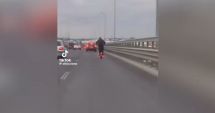 Stire din Eveniment : Cursă nebună cu trotineta pe autostradă. Un bărbat gonea cu viteză printre maşini