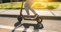 Stire din Eveniment : Fată rănită după ce a pierdut controlul unei trotinete electrice și a căzut pe șosea