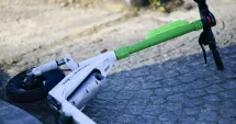 Stire din Eveniment : Tânără de 25 de ani, lovită de o mașină în timp ce mergea cu trotineta electrică