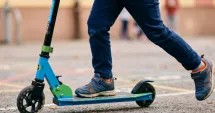 Stire din Eveniment : Copil de 11 ani rănit după ce a traversat pe trotinetă pe roșu și a fost lovit de o mașină