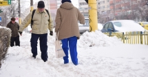 Stire din Social : GALERIE FOTO / Trotuarele și aleile din Constanța, pline de zăpadă. Cine trebuie să le curețe