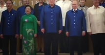 Stire din Actualitate : VIDEO / Putin și Trump au dat mâna și au schimbat câteva vorbe la un summit în Vietnam