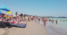 Stire din Social : Peste 60.000 de turiști la mare în acest weekend. Distracția pe plajă a fost în toi