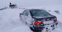 Stire din Eveniment : Şase turişti, printre care şi doi copii, înzăpeziţi în Masivul Cozia. Jandarmii le-au sărit în ajutor