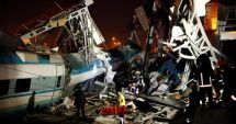 Stire din Actualitate : IMAGINI CUTREMURĂTOARE! Tragedie de proporții în Turcia. Un tren de mare viteză s-a ciocnit cu un tren local. 7 morți
