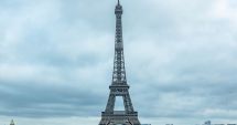 Stire din Actualitate : Alertă în Paris după un incendiu la Turnul Eiffel. Aproape 1200 de turiști au fost evacuați
