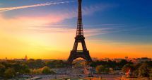 Stire din Actualitate : Gest extrem făcut de doi bărbați! Au sărit cu parașuta de pe vârful Turnului Eiffel
