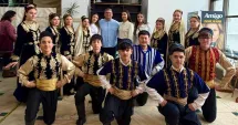Stire din Cultură-Educație : Ansamblul Can Renkler din Topraisar a reprezentat UDTTMR la evenimentul „E vremea carnavalului”