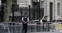 Stire din Actualitate : Incident la reședința premierului britanic. O mașină a intrat în porțile de pe Downing Street