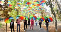 Stire din Social : Toamnă colorată în Parcul Tăbăcărie! Umbrele multicolore pe o alee din parc
