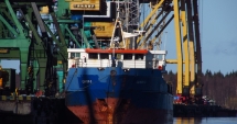 Stire din Economie : Un cargou a suferit o spărtură în timpul manevrei de acostare