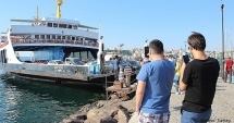 Stire din Economie : Un ferry-boat a lovit digul la Canakkale