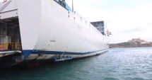 Stire din Economie : Un ferry-boat a suferit o spărtură, la acostare