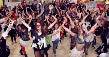 Stire din Cultură-Educație : Un flash mob impresionant, cu monștri și vrăjitoare!