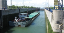 Stire din Economie : Un fluviu de cereale, pe Canalul Dunăre - Marea Neagră