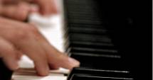 Stire din Cultură-Educație : Un fost absolvent al Colegiului de Artă oferă cursuri de măiestrie interpretativă pianistică