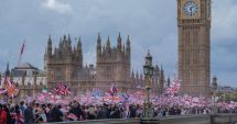 Stire din Actualitate : Peste 100.000 de oameni au ieșit în stradă la Londra. Se strigă numele lui Charlie Kirk