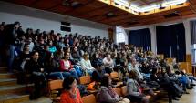 Stire din Cultură-Educație : Universitarii se perfecționează în mediul virtual
